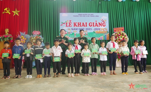 Bộ đội Biên phòng tỉnh Đắk Nông trao hơn 200 suất học bổng tặng học sinh nơi biên giới